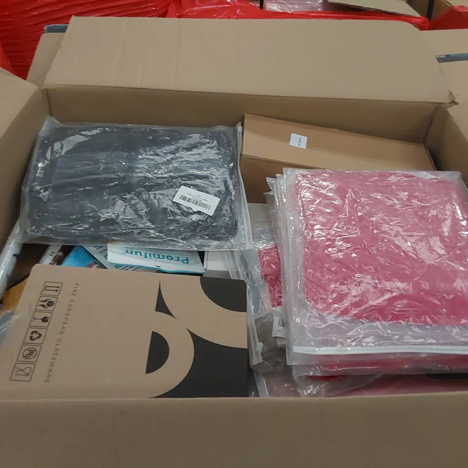 PALLET CONTAINING ASSORTED HOUSEHOLD PRODUCTS. INCLUDES CHRISTMAS DECORATIONS, CLOTHES, TOYS ETC 