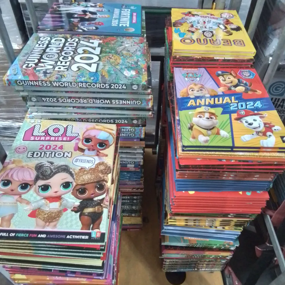 CAGE OF ASSORTED 2024 ANNUALS TO INCLUDE BEANO, PAW PATROL, FORTNITE AND GUINESS RECORDS 