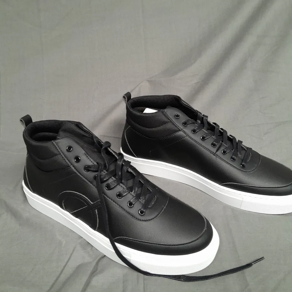 BOXED PAIR OF LOCI HERO HIGHTOP BLACK TRAINER SIZE 10