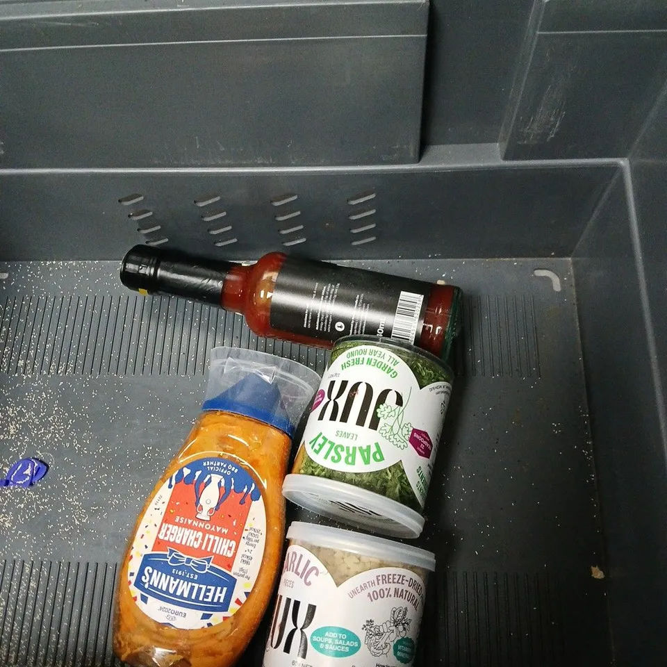 APPROXIMATELY 6 ASSORTED CONDIMENTS INCLUDING HUY FONG SRIRACHA HOT CHILI SAUCE 28 OZ 