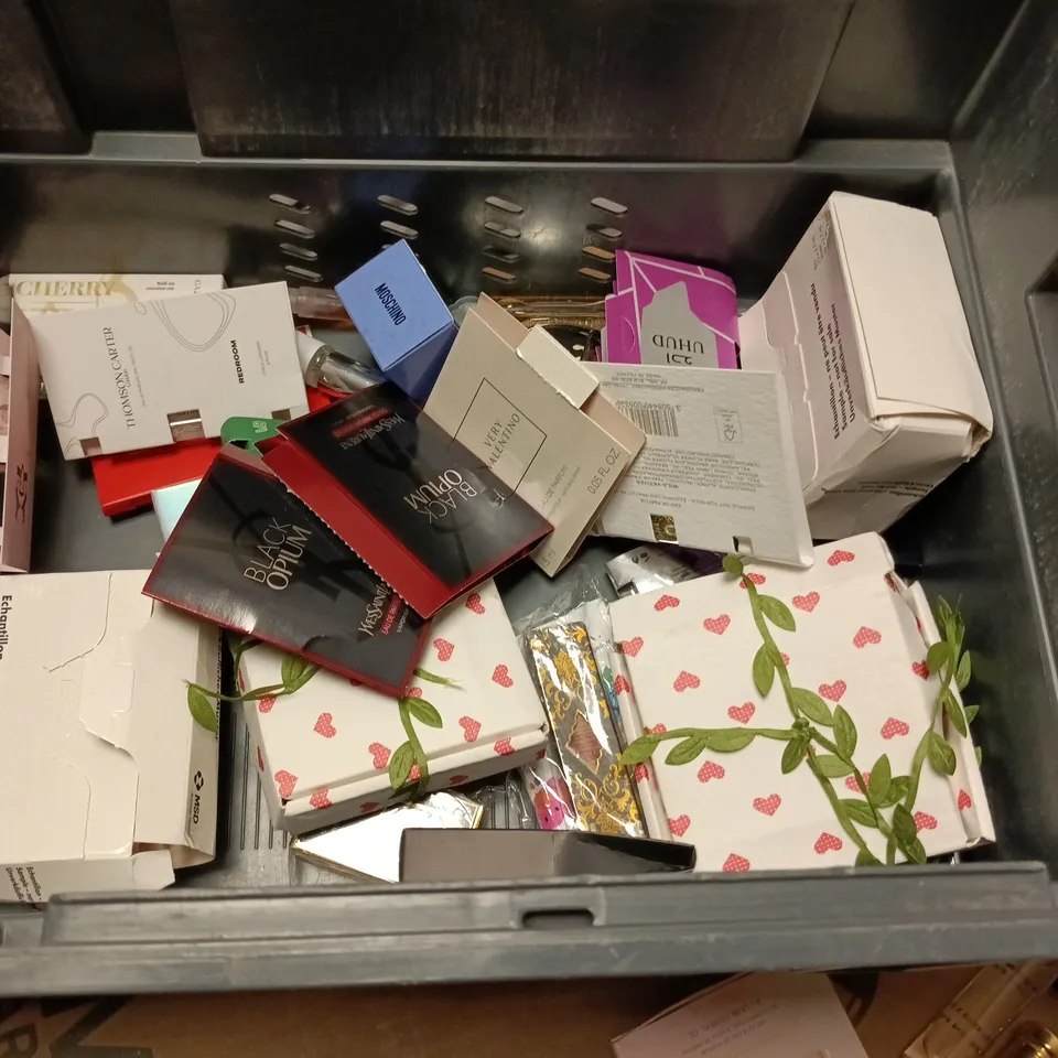 LOT OF ASSORTED PERFUME TESTERS TO INCLUDE THOMSON CARTER, VALENTINO AND BLACK OPIUM