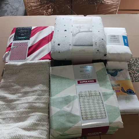 BOX OF APPROXIMATELY 15 ASSORTED BEDDING AND SOFT FURNISHING ITEMS TO INCLUDE - DUVET SETS, AND TOWELS, ETC