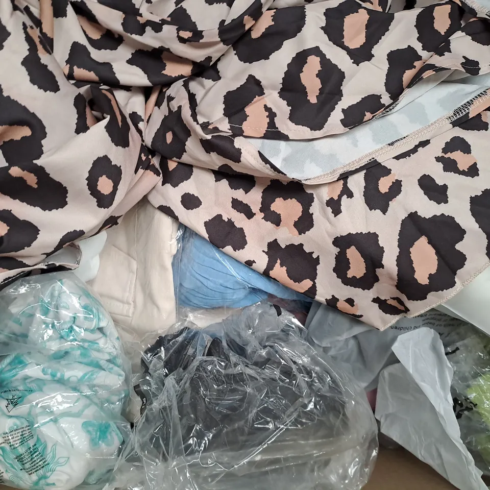 BOX OF APPROXIMATELY 20 ASSORTED CLOTHING & FASHION ITEMS IN VARIOUS STYLES AND SIZES TO INCLUDE BOOHOO, BIGDUDE, ETC