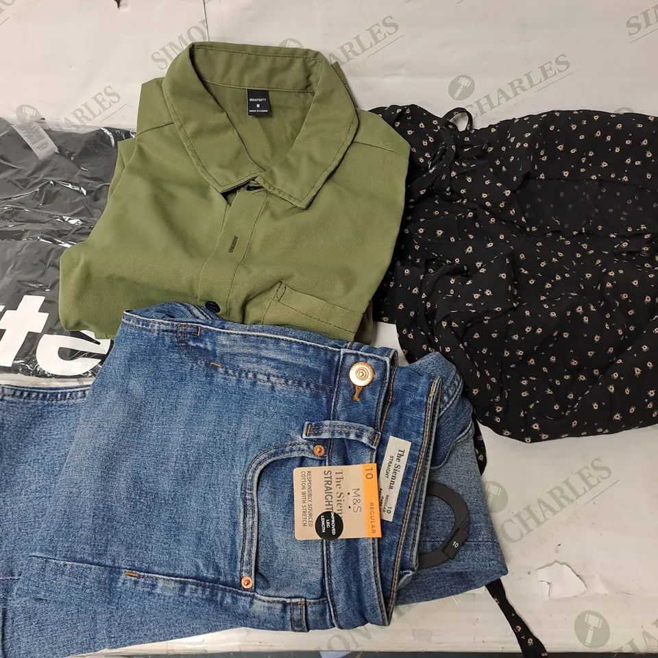 BOX OF APPROXIMATELY 25 ASSORTED CLOTHING ITEMS TO INCUDE - T-SHIRT, SHIRT , DRESS, JEANS, ETC