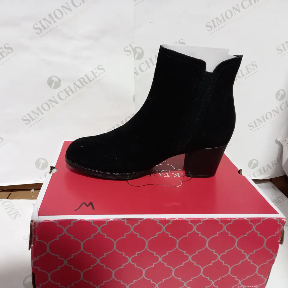 BOXED PAIR OF SKECHERS BLACK ZIP BOOTIE - SIZE 5