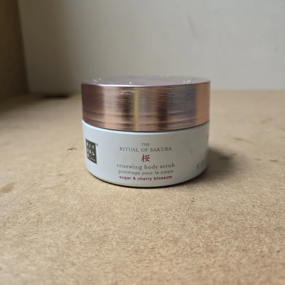 THE RITUAL OF SAKURA RENEWING BODY SCRUB SUGAR AND CHERRY BLOSSOM 250G