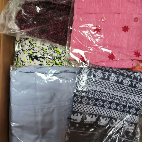 APPROXIMATELY 20 ASSORTED WOMENS CLOTHING ITEMS IN VARIOUS SIZES & STYLES 