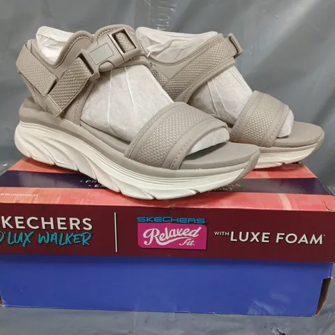 BOXED PAIR OF SKECHERS D'LUX WALKER SANDALS IN TAUPE SIZE 5