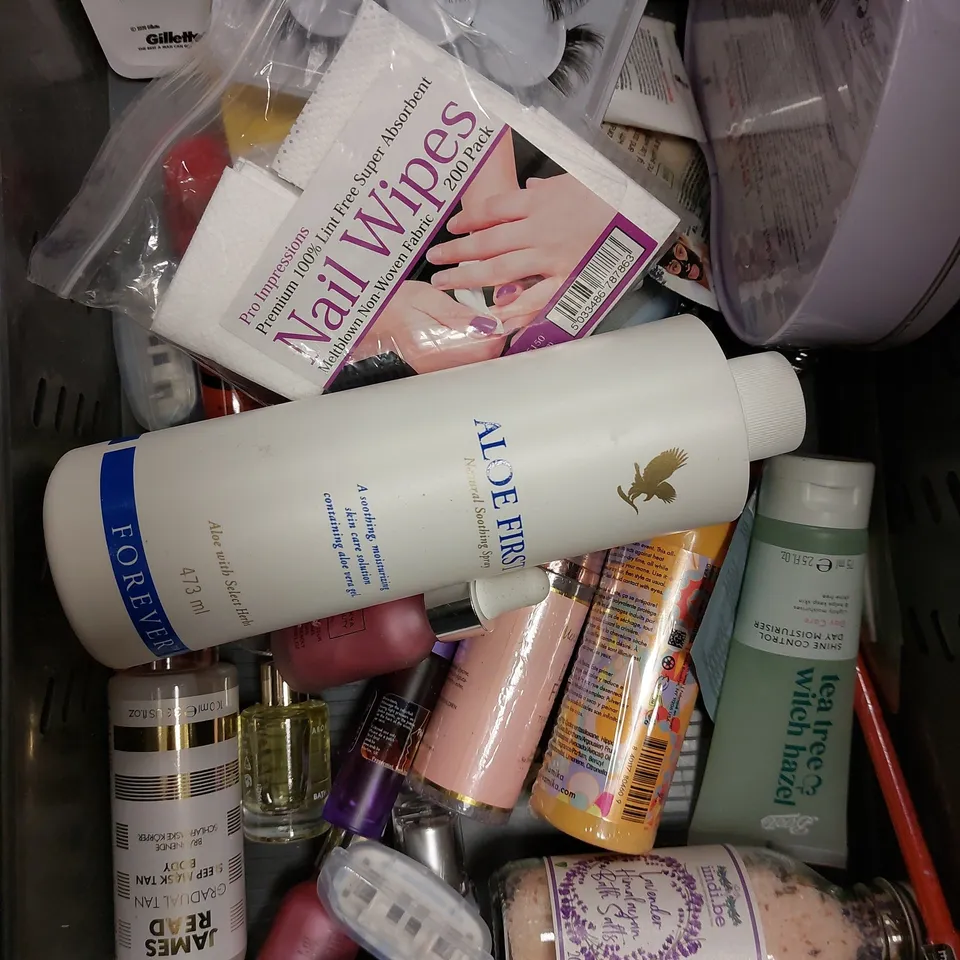 LOT OF APPROX 20 ASSORTED BEAUTY PRODUCTS TO INCLUDE ONLY CURLS ENHANCING CURL GEL, L'OREAL ELVIVE MOISTURE LOCKING CONDITIONER, JAMES READ SLEEP MASK BODY TAN, ETC 