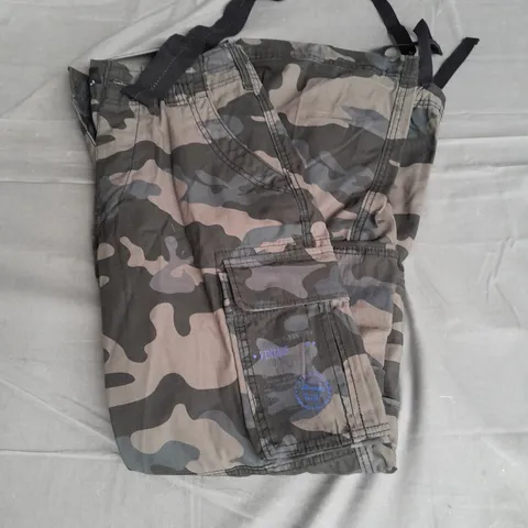 BRANDIT VINTAGE PANTS IN DARK CAMO SIZE S