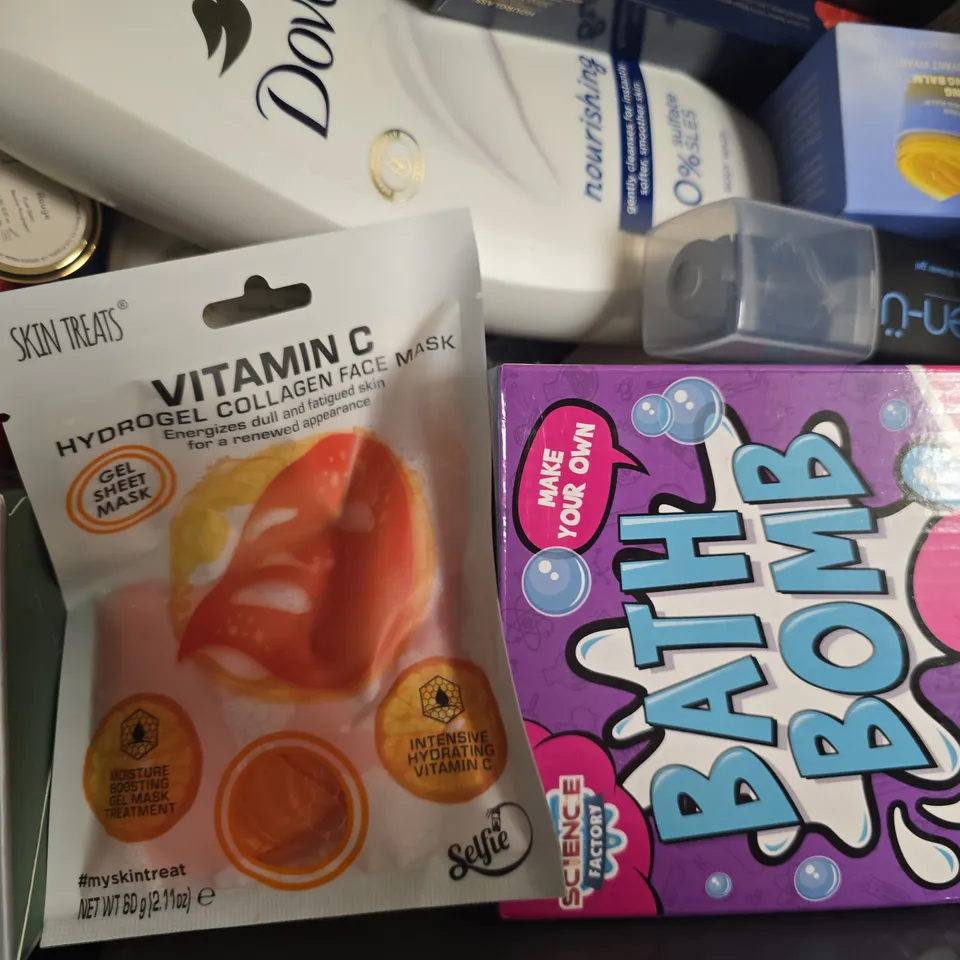 APPROXIMATELY 15 ASSORTED COSMETIC ITEMS TO INCLUDE SUPERGOOP, BEAUTY FORMULAS, ETC - COLLECTION ONLY