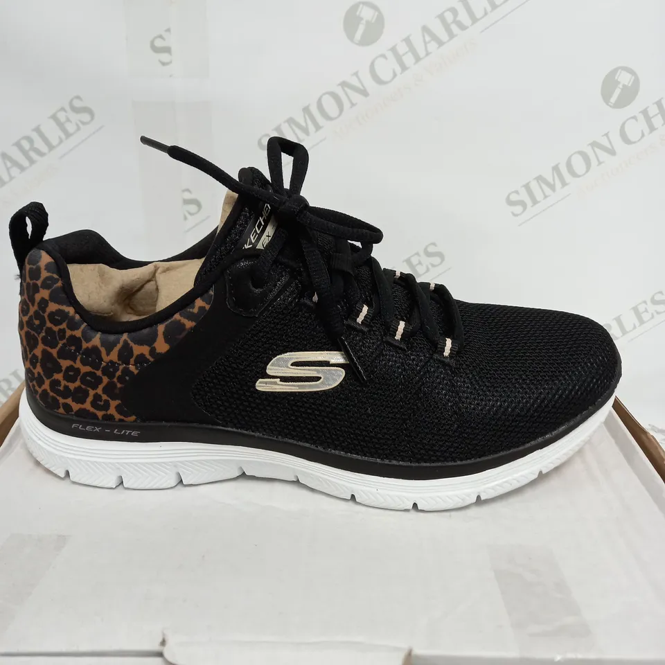 BOXED PAIR OF SKECHERS FLEX-LITE TRAINERS - BLACK // SIZE: 4.;5