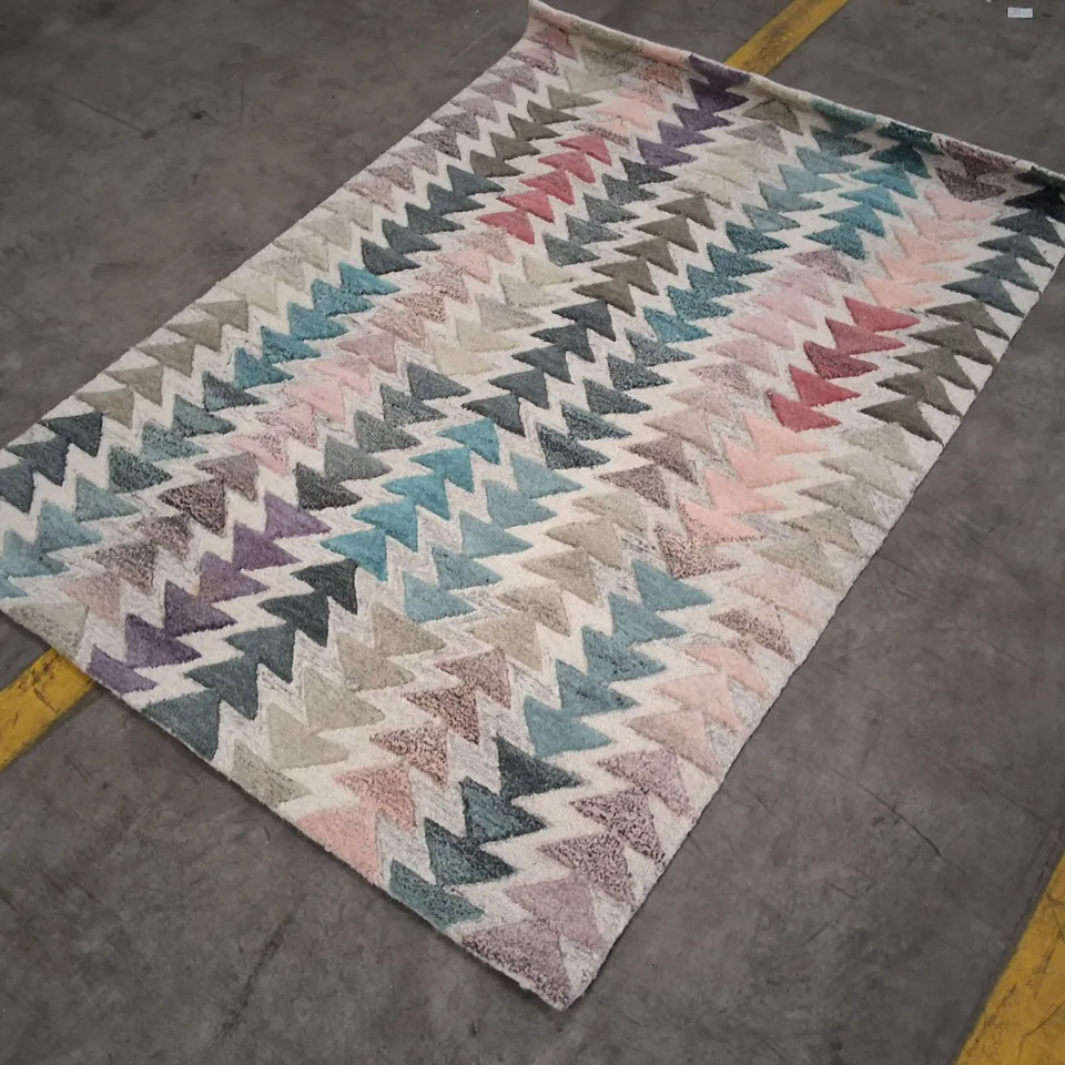 RUG – MULTICOLOURED CHEVRON ZIGZAG PATTERN APPROXIMATELY 120×170CM