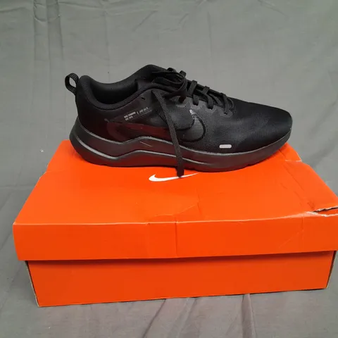 BOXED PAIR OF NIKE DOWNSHIFTER 12 IN BALCK SIZE 9.5