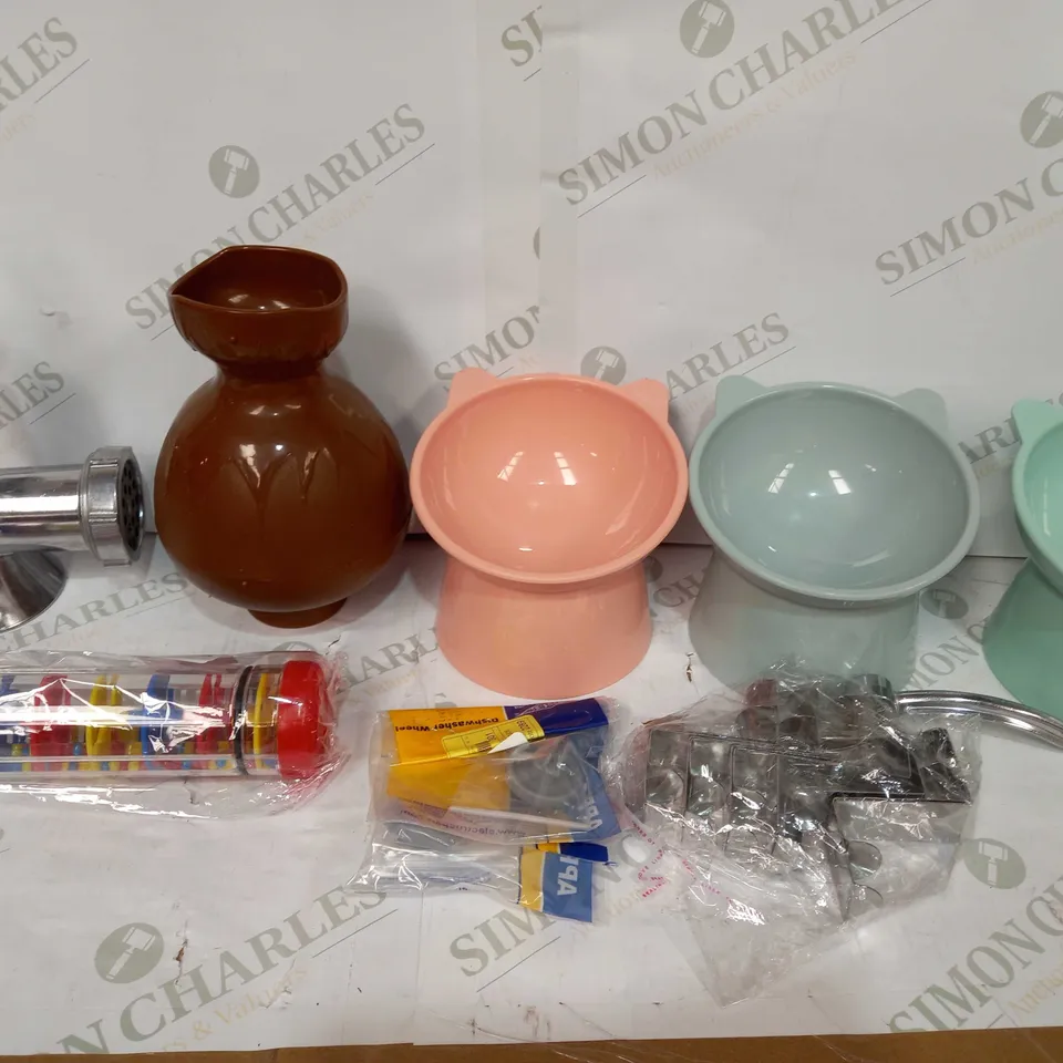 BOX TO CONTAIN APPROX 15 X ASSORTED HOUSEHOLD PRODUCTS, INCLUDES CAT BOWLS, KITCHEN PRODUCTS ETC 