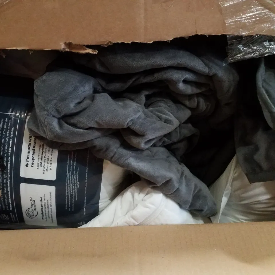 PALLET CONTAINING ASSORTED BEDDING INCLUDING WEIGHTED BLANKETS & DUVET