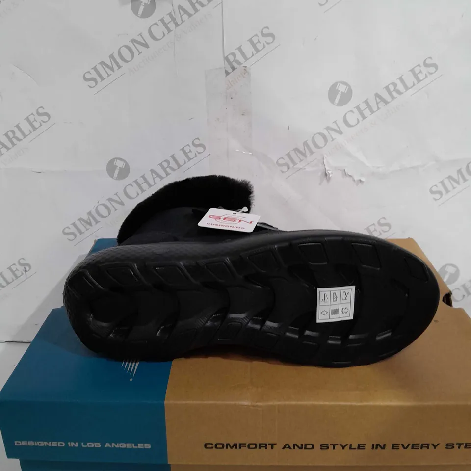 BOXED SKECHERS WINTER ON THE GO FAUX FUR TRIM BOOTS, BLACK - SIZE 4