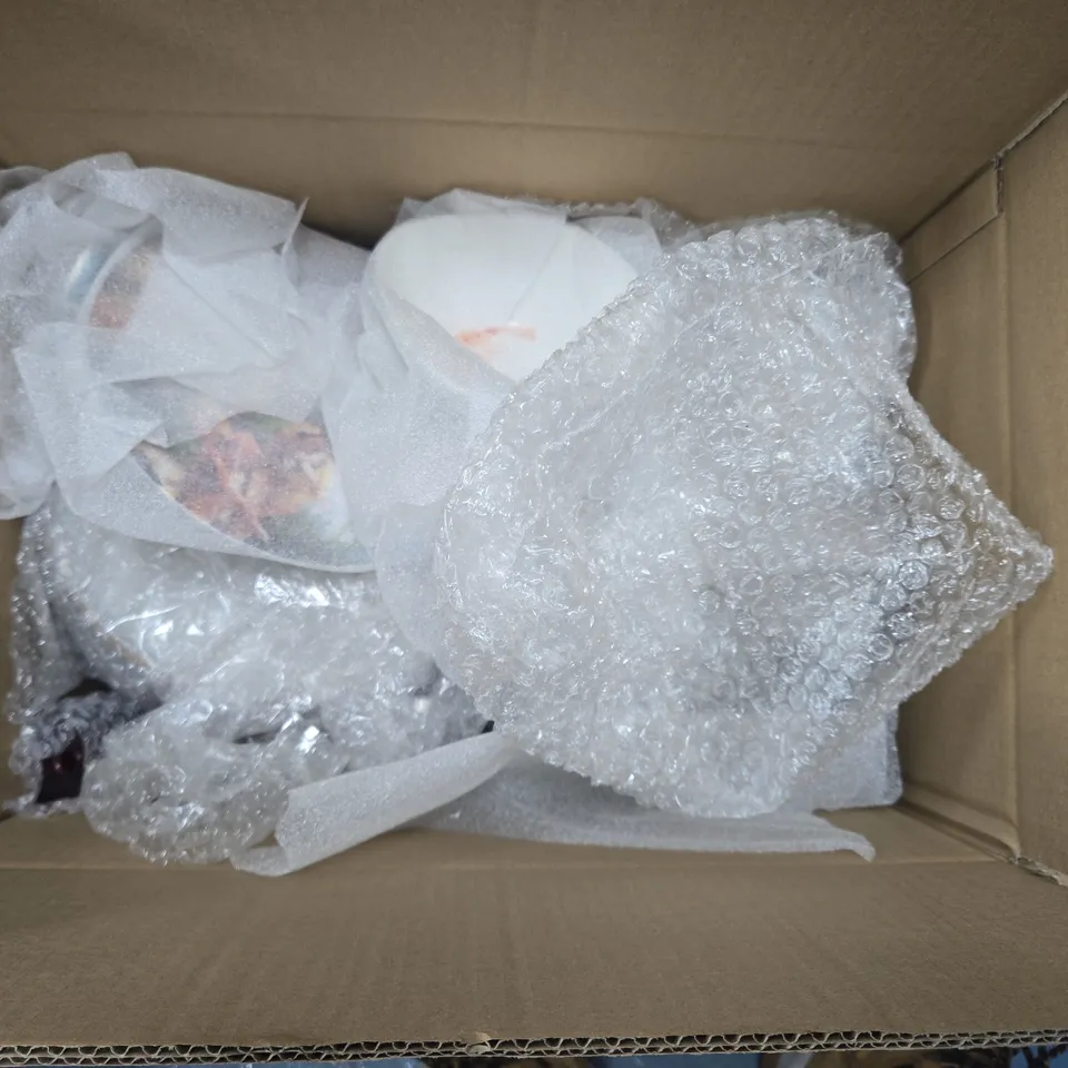 LOT OF APPROXIMATELY 20 ASSORTED POTTERY ITEMS TO INCLUDE MUGS, GLASS PAN LIDS AND PLATES/BOWLS