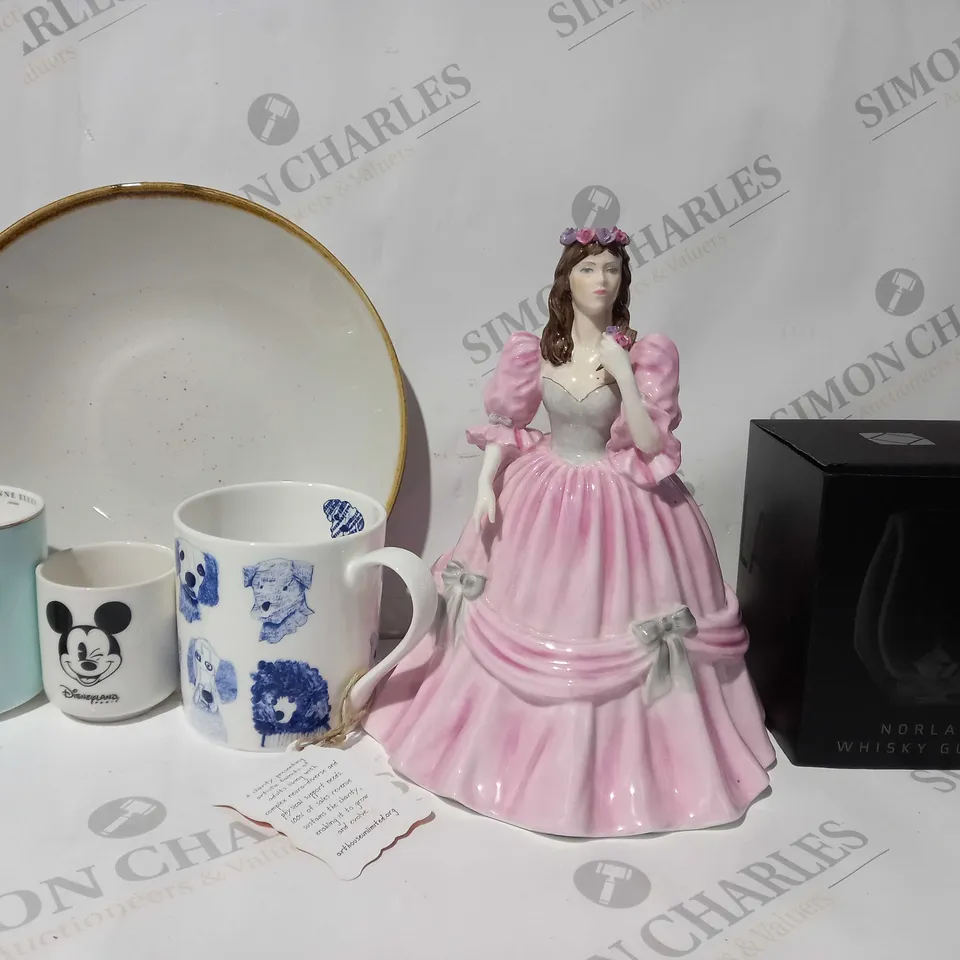 APPROXIMATELY 12 ASSORTED HOUSEHOLD ITEMS TO INCLUDE MUGS, PLATES, VASES AND DECOR PIECES - COLLECTION ONLY