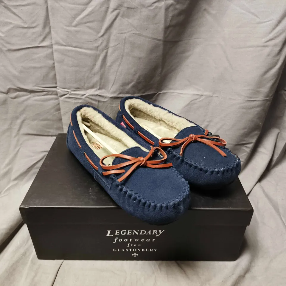 BOXED PAIR OF DRAPER GLASTONBURY NAVY SUEDE MOCCASIN SLIPPERS WITH SHEARLING LINING, UK 7