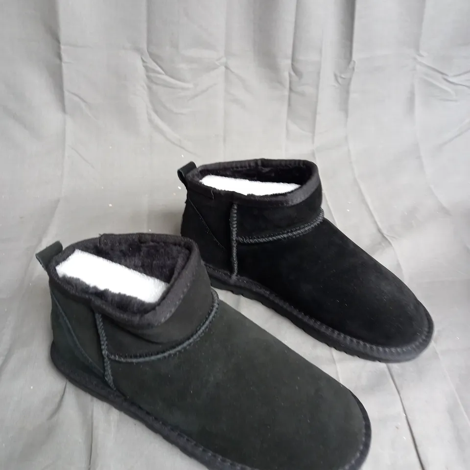 BOXED PAIR OF UGG DAKOTA BLACK UK 6
