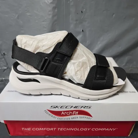 BOXED PAIR OF SKECHERS ARCH FIT 2.0 GO GETTER WOMENS TRAINERS - UK 5