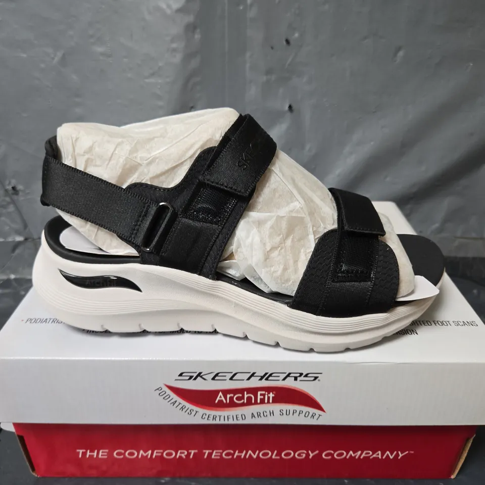 BOXED PAIR OF SKECHERS ARCH FIT 2.0 GO GETTER WOMENS TRAINERS - UK 5