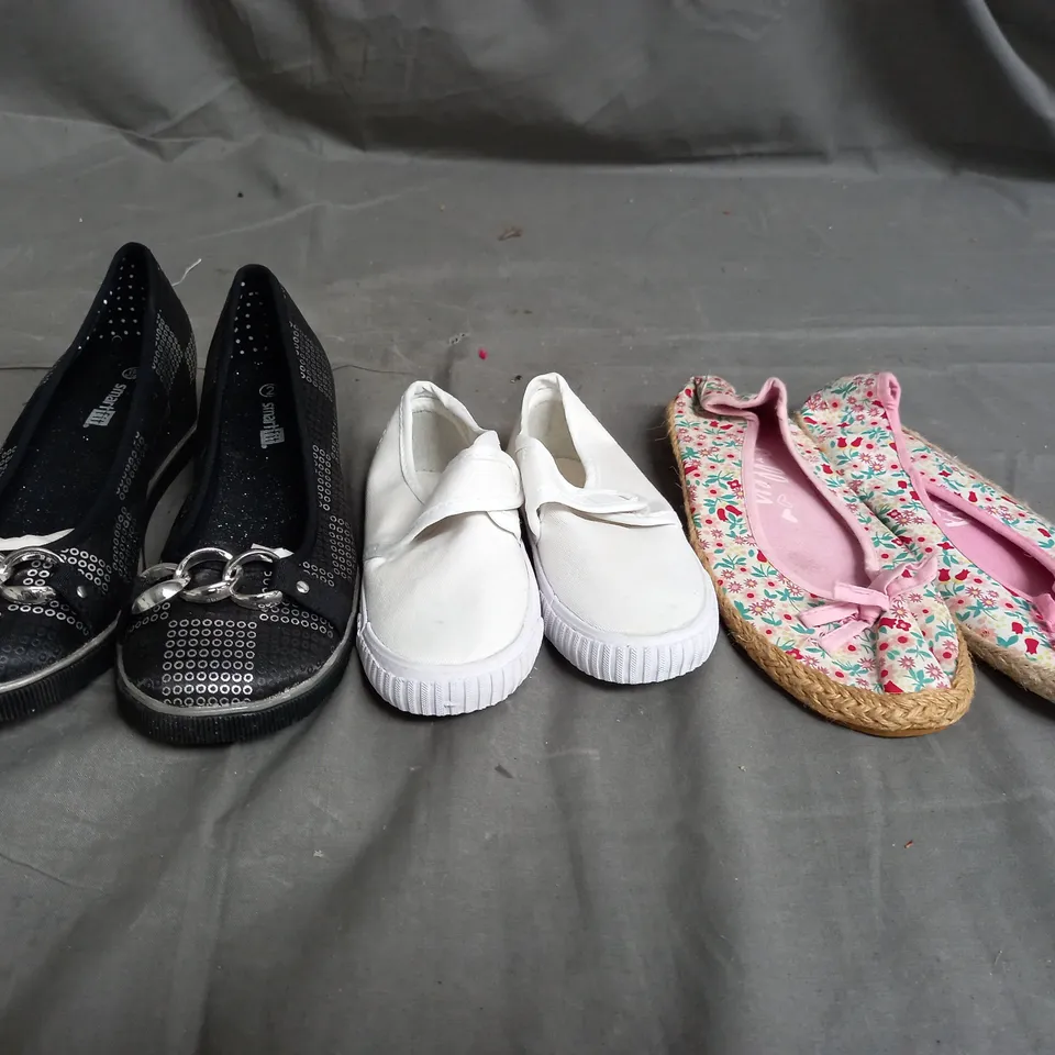 APPROXIMATELY 14 ASSORTED KIDS PAIRS OF SHOES IN VARIOUS COLOURS, STYLES, AND SIZES