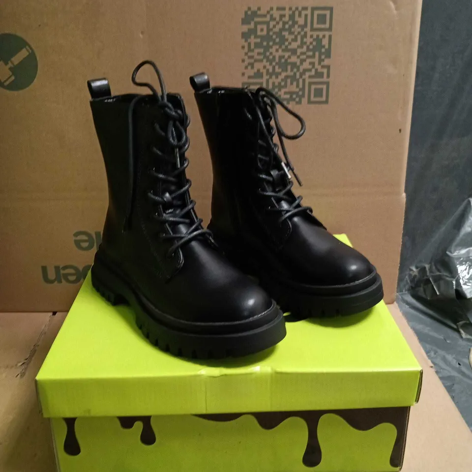 KOI KIDZ MAGIC DREAMERS LACE UP BOOTS BLACK SIZE 1