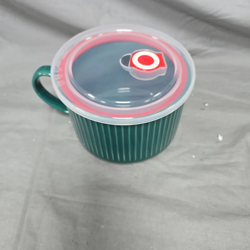 GREEN RIBBED CERAMIC MUG WITH CLEAR LID AND INTEGRATED RED TIMER DIAL