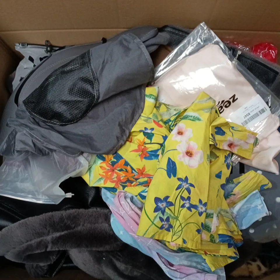 APPROXIMATELY 35 ASSORTED CLOTHING ITEMS IN VARIOUS SIZES, STYLES & COLOURS TO INCLUDE DRESSES, TOPS, TROUSERS, ETC - COLLECTION ONLY