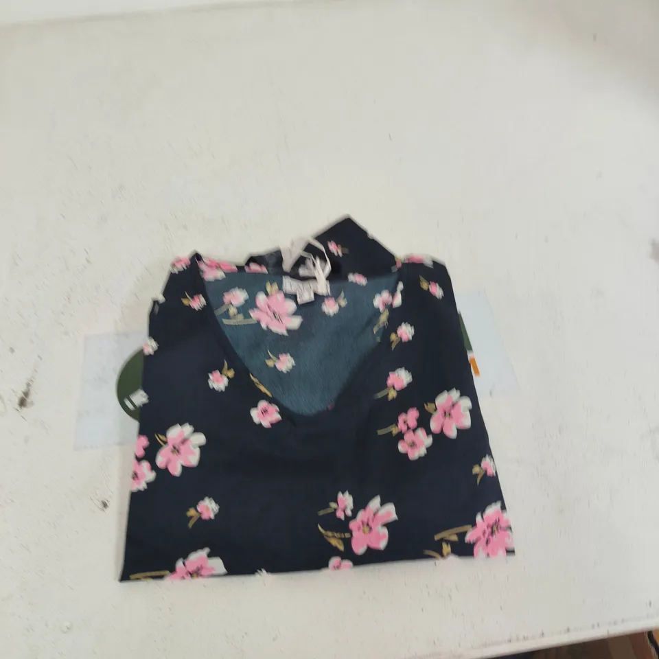 BOX OF APPROXIMATELY 50 ASSORTED CLOTHING ITEMS TO INCLUDE: TAMSY BLOUSE