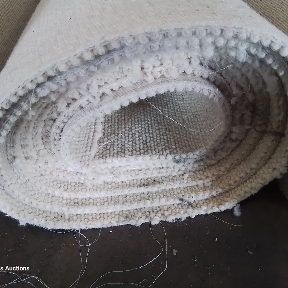 ROLL OF QUALITY PADSTOW MOHAIR PEBBLE CARPET APPROXIMATELY 4M × 5.28M
