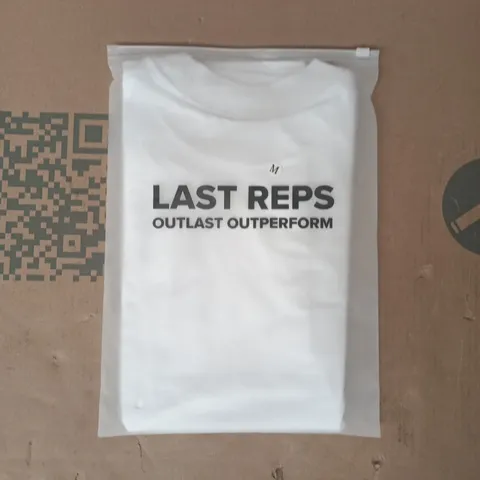 BAGGED LAST REPS OUTLAST OUTPERFORM T-SHIRT IN WHITE SIZE MEDIUM