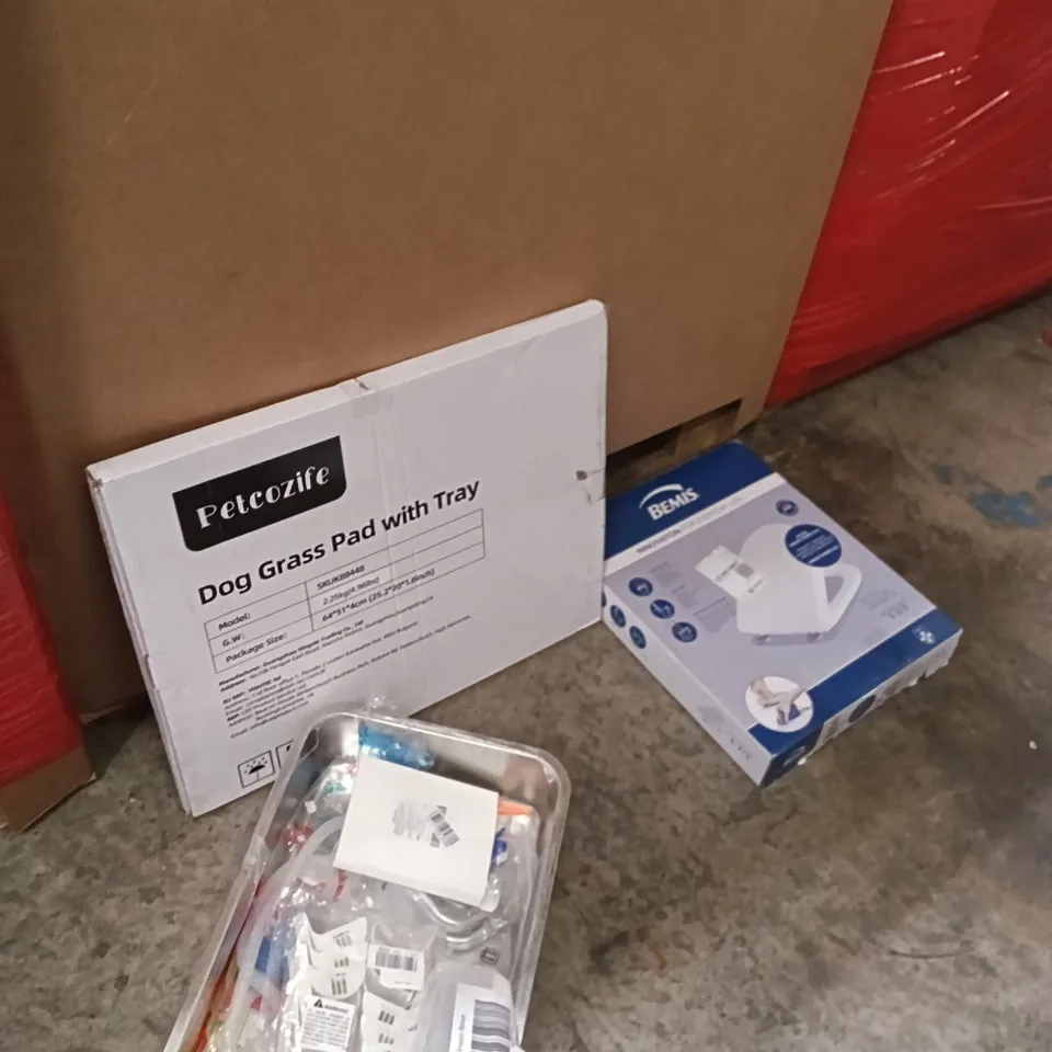 PALLET OF ASSORTED ITEMS TO INCLUDE - TOILET SEAT, STEEL TRAY, DOG GRASS PAD WITH REST