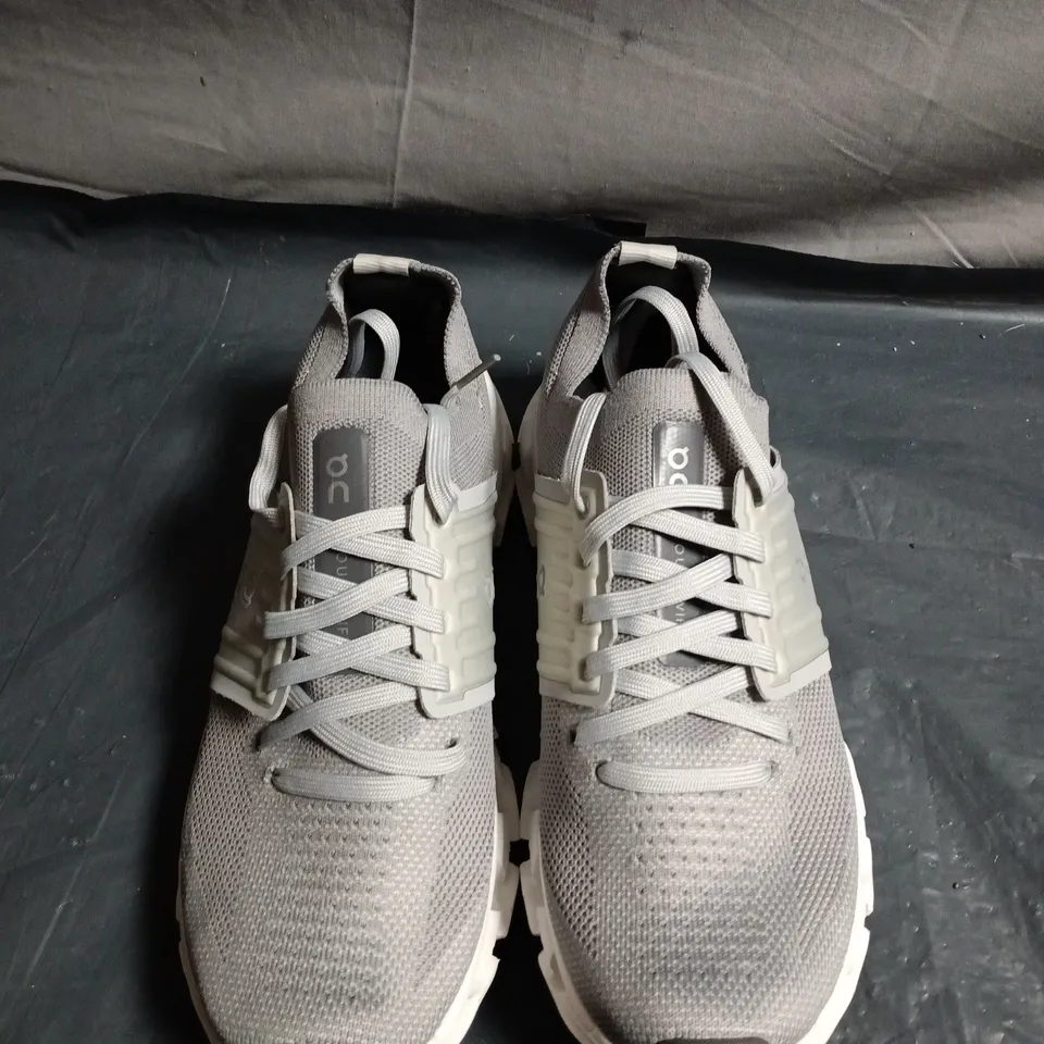 ON RUNNING GREY KNIT TRAINERS – CLOUDTEC OUTSOLE- SIZE UNSPECIFIED