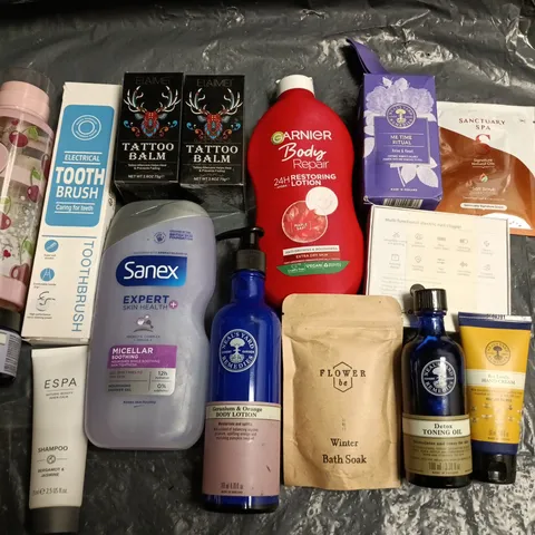 LOT OF APPROXIMATELY 24 ASSORTED HEALTH AND BEAUTY ITEMS TO INCLUDE GARNIER, SANEX AND NEAL'S YARD