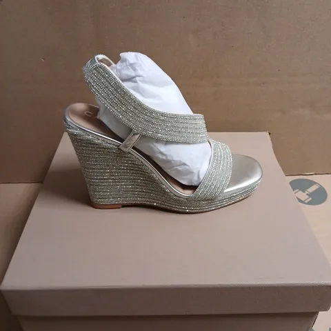 BOXED PAIR OF CARVELA GALA WEDGE JEWEL SANDALS – WOMEN'S SILVER, UK 4