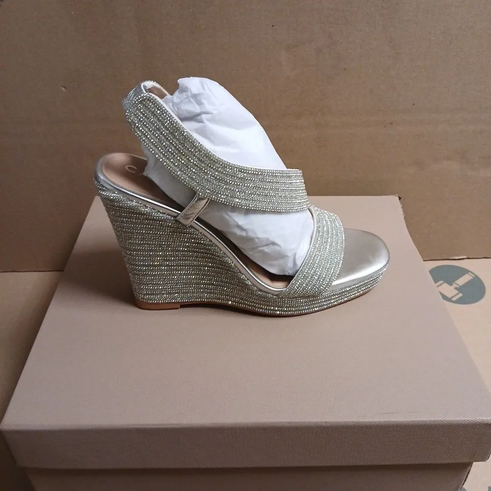 BOXED PAIR OF CARVELA GALA WEDGE JEWEL SANDALS – WOMEN'S SILVER, UK 4