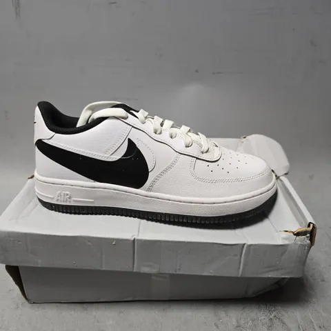 BOXED NIKE AIR FORCE 1 LV8 4 - SIZE 5 