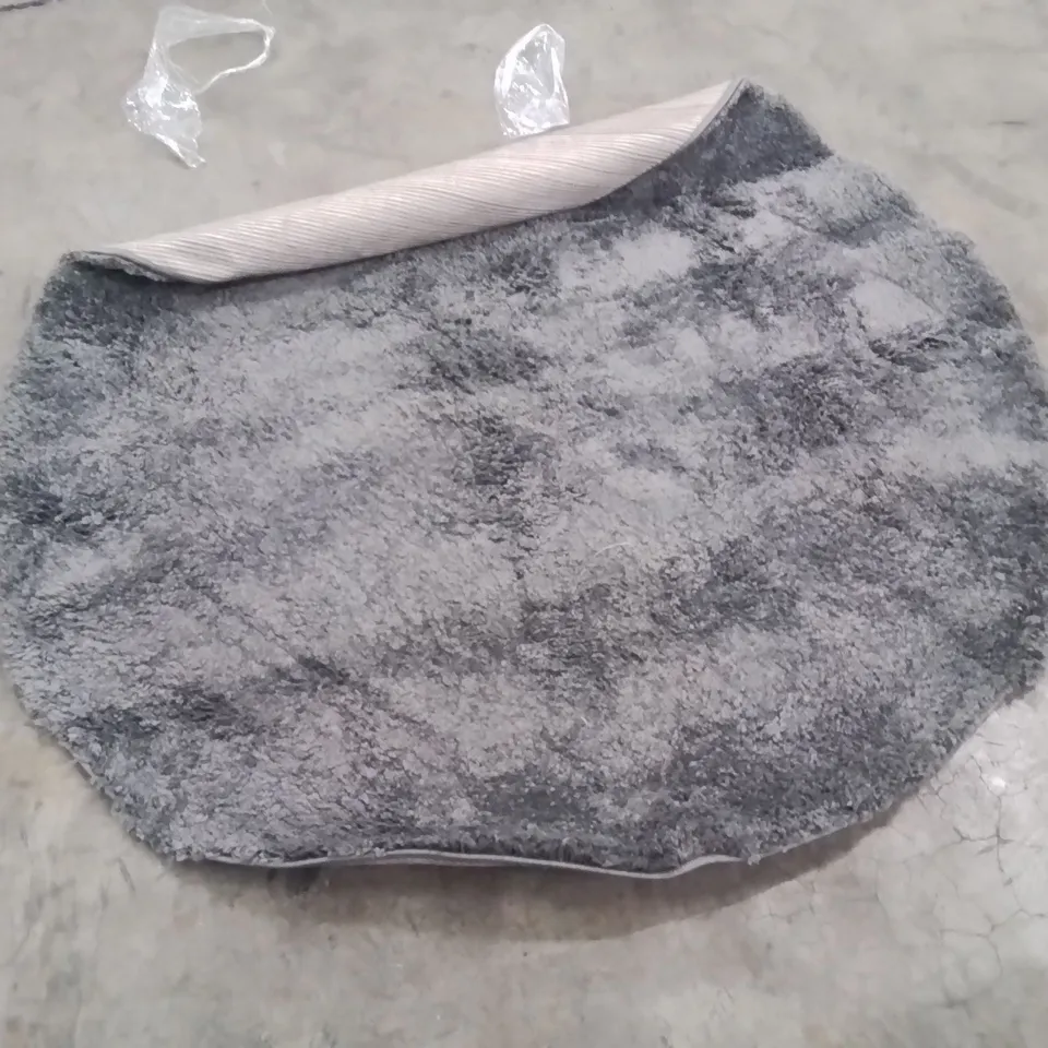 QUALITY DESIGNER AREA RUG - APPROXIMATELY 130X130CM