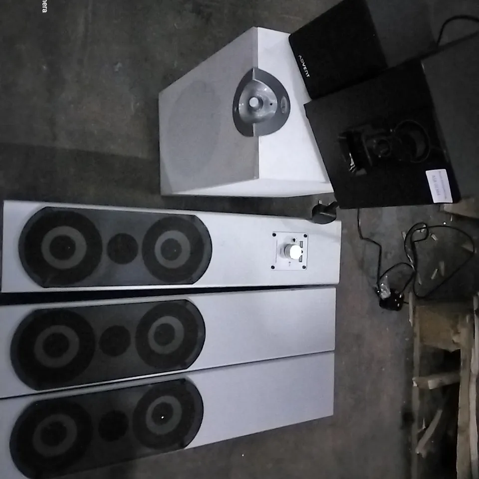 PALLET OF ASSORTED TECH ITEMS TO INCLUDE VARIOUS PROJECTORS, FUJI FILM S 5600 CAMERA, M-AUDIO KEYBOARDS AND HP LASER JET PRINT CARTRIDGES 