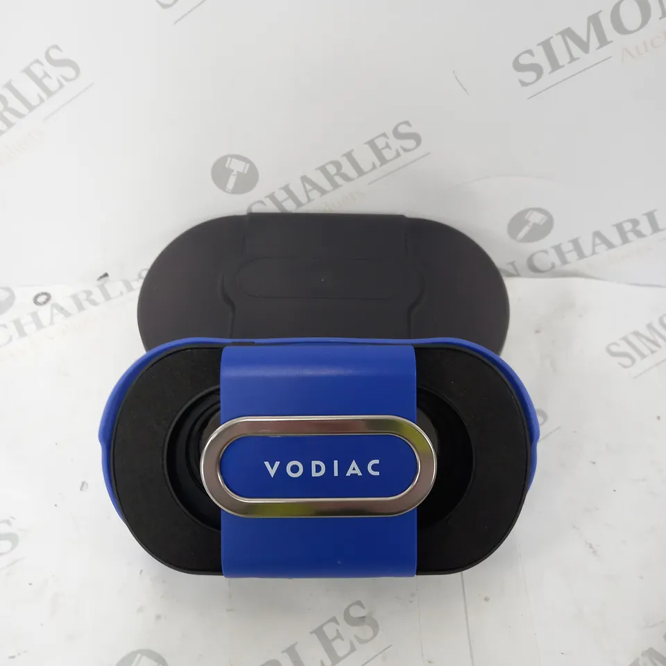 VODIAC VIRTUAL REALITY GOGGLES AND CARRY CASE