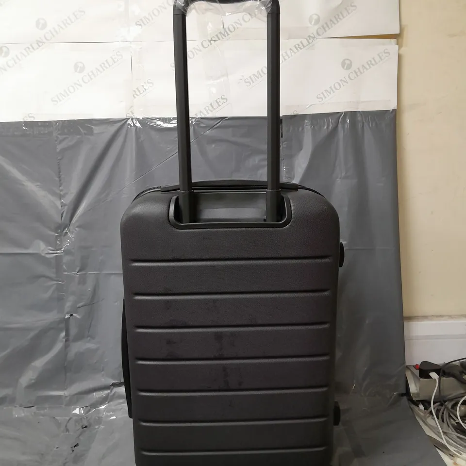 IT HIGH IMPACT WHEELED SUITCASE SMALL - BLACK - COLLECTION ONLY 