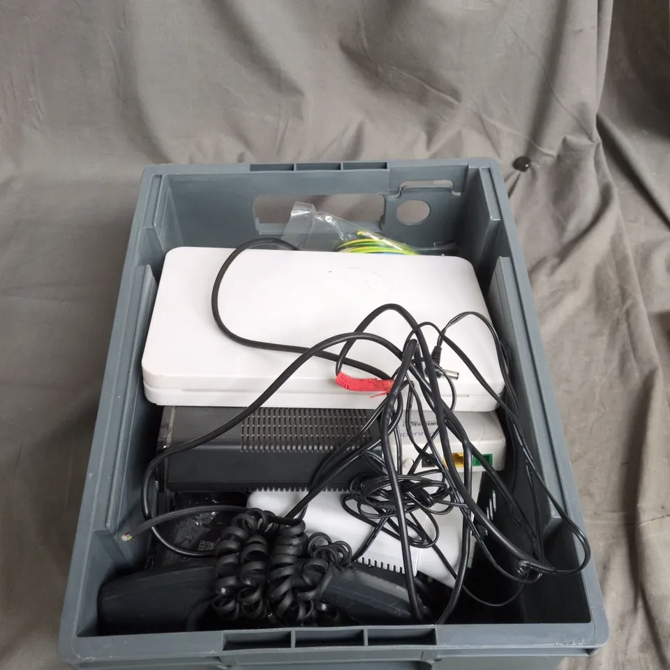 TOTE OF APPROXIMATELY 10 ASSORTED ITEMS TO INCLUDE: BT ROUTER