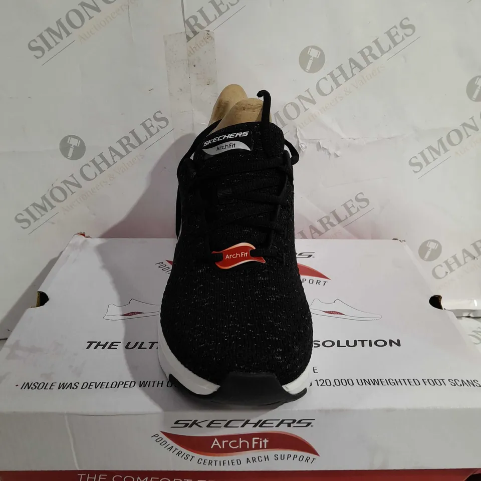 BOXED SKECHERS TRAINERS IN BLACK/WHITE SIZE 6.5