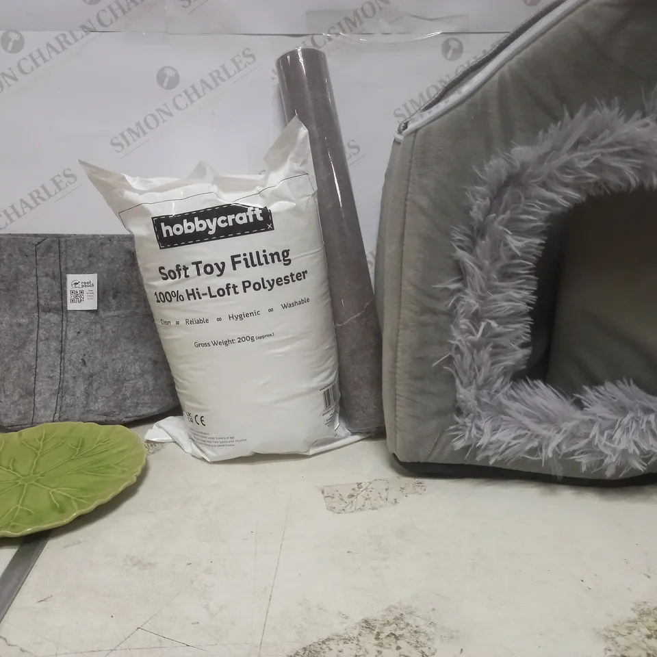 BOX OF APPROXIMATELY 10 ASSORTED ITEMS TO INCLUDE - HOBBYCRAFT TOY FILLING - LEAF PLATE - STONE WALLPAPER ETC