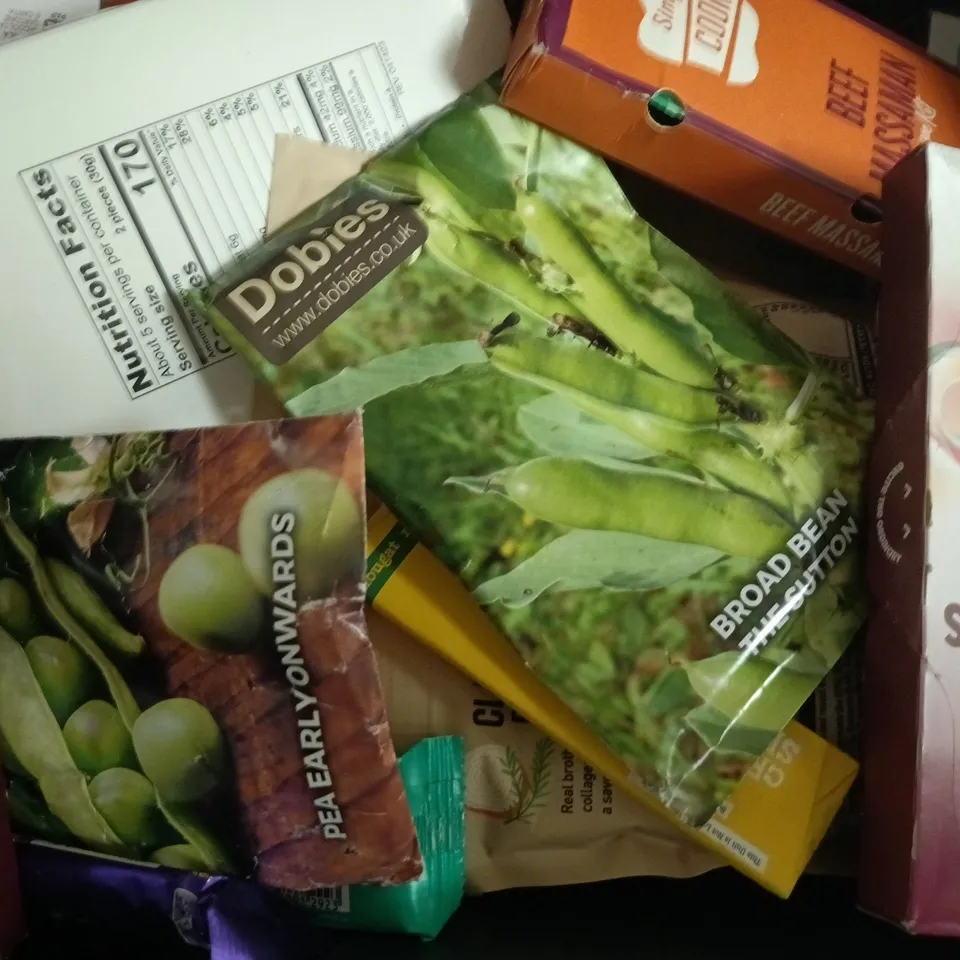 APPROXIMATELY 10 ASSORTED FOOD AND DRINK ITEMS TO INCLUDE INSTANT COFFEE, HAKKA NOODLES, ETC