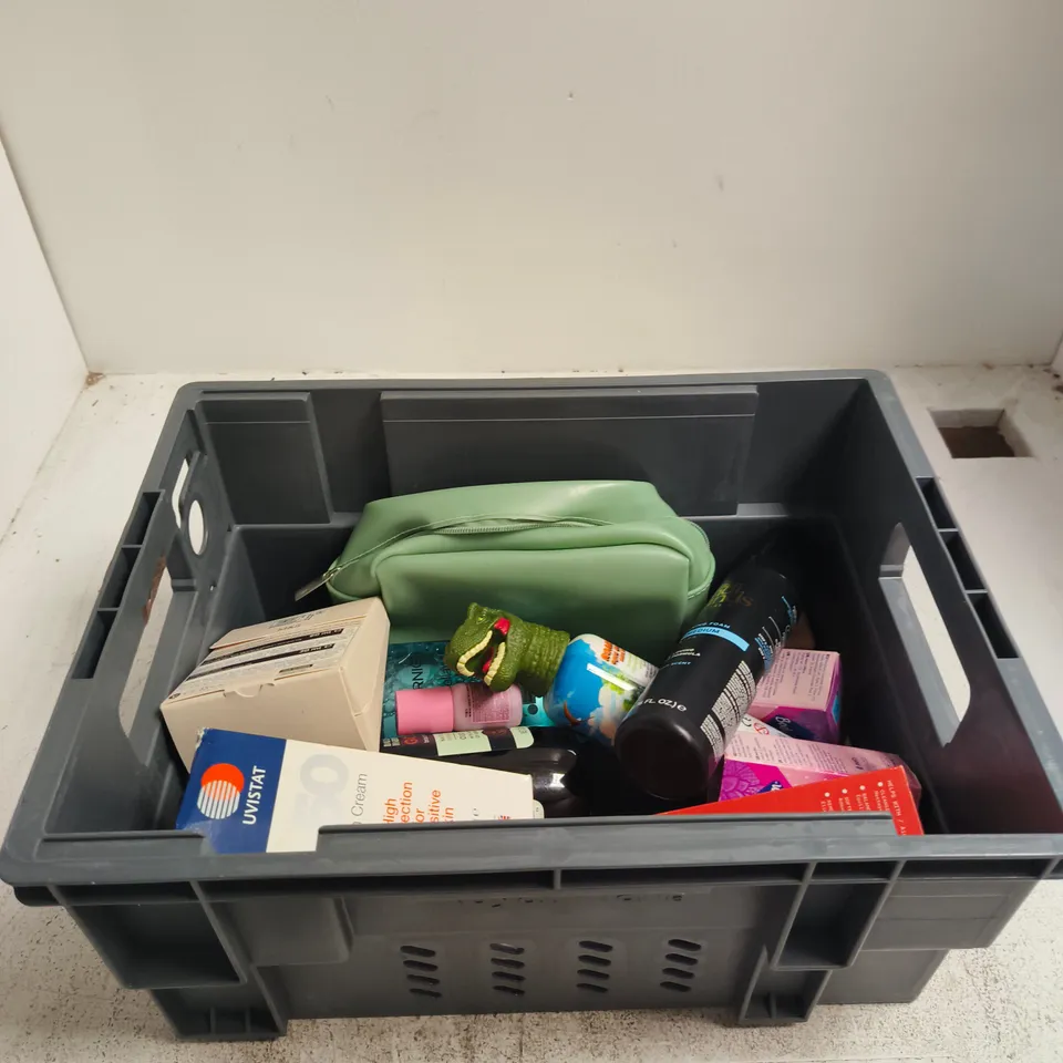 APPROXIMATRELY 15 ASSORTED BEAUTY PRODUCTS INCLUDING GARNIER MICELLAR HYALURON CLEANSING WATER, SURE ANTI-PERSPIRANT AND BAYLIS & HARDING BATH BUBBLES