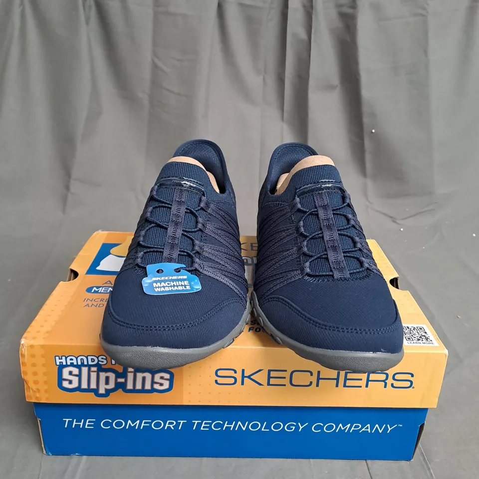 BOXED PAIR OF SKETCHERS SLIP IN TRAINERS SIZE 5.5